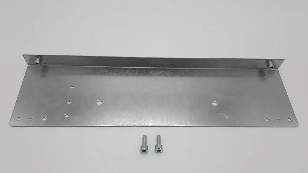 Montageplatte aus Metall mit mehreren Bohrlöchern und zwei Schrauben, geeignet für die Halterung in Anlagen von Remeha.